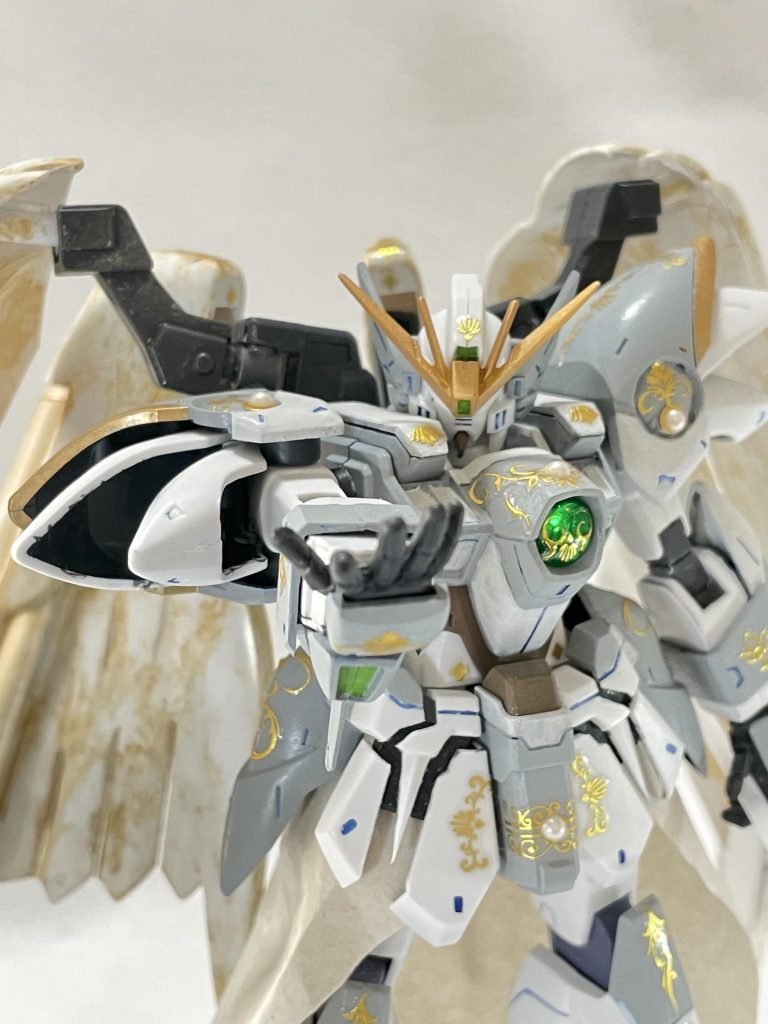 【妄想設定：ニュータイプ】宇宙世紀初頭に見られるエスパーのような力を持つ人を超え、五感では知覚できない存在も分かる様になり、宇宙の法則の一端をも扱える様になっている。そのため人類にとって大切なのは心の有り様となり、高い思想をどのように実現していくのかが重要視されていた。思想と思想は混ざり合うこともあれば、反発することあり、時代が争いを求めることもある。少女は思想のうねりの中に人の真なる輝きたる愛が欠如していることを悟る。そのことを人類に知らせるためウイングガンダムゼロ ブライトウィッシュを飛び立たせた。