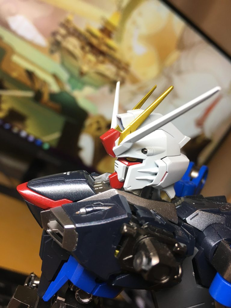 塗装は白はEXホワイトベースにクリアブルー少量EXブラック極極少量、青はインディブルー、赤はエヴァレッド、黄色(金)はスターブライトブラス、スターブライトゴールドを5:5で調合したものにクリアイエローを吹いています。紺はインディブルーベースにいろんな色を混ぜてるのでわかりません。全部グレーサフを使用してます