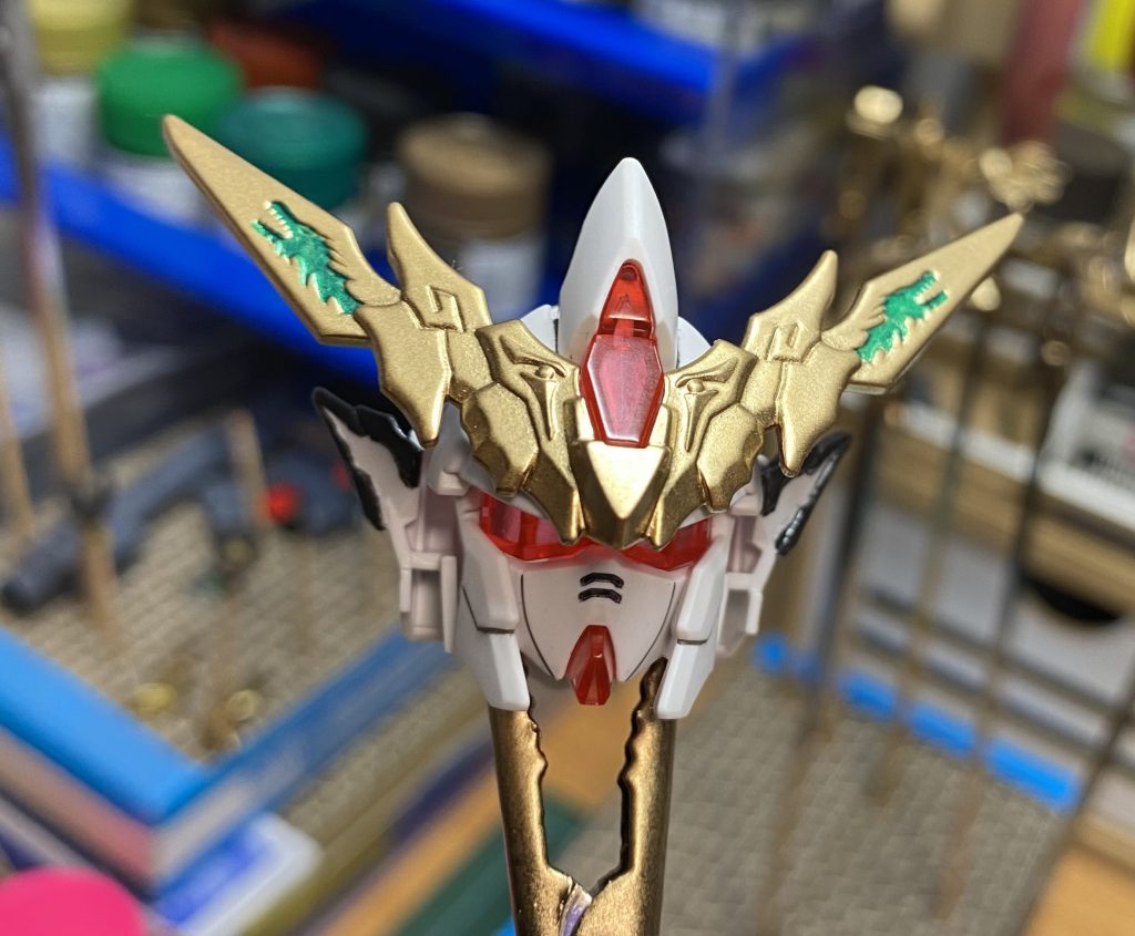 龍の彫り込み部分をメタリックグリーンで塗装