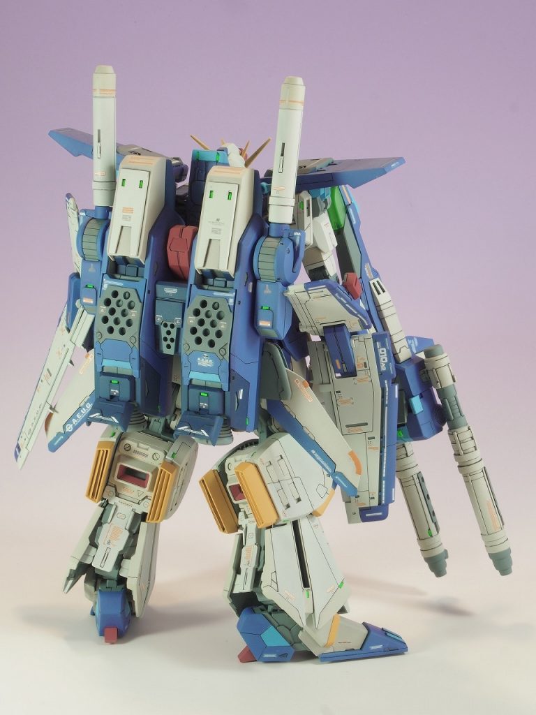 特に巨大なバックパックはイジリごたえがありそうだったので好きにアレンジしてみました。出渕デザイン好きなので穴開けちゃいました。