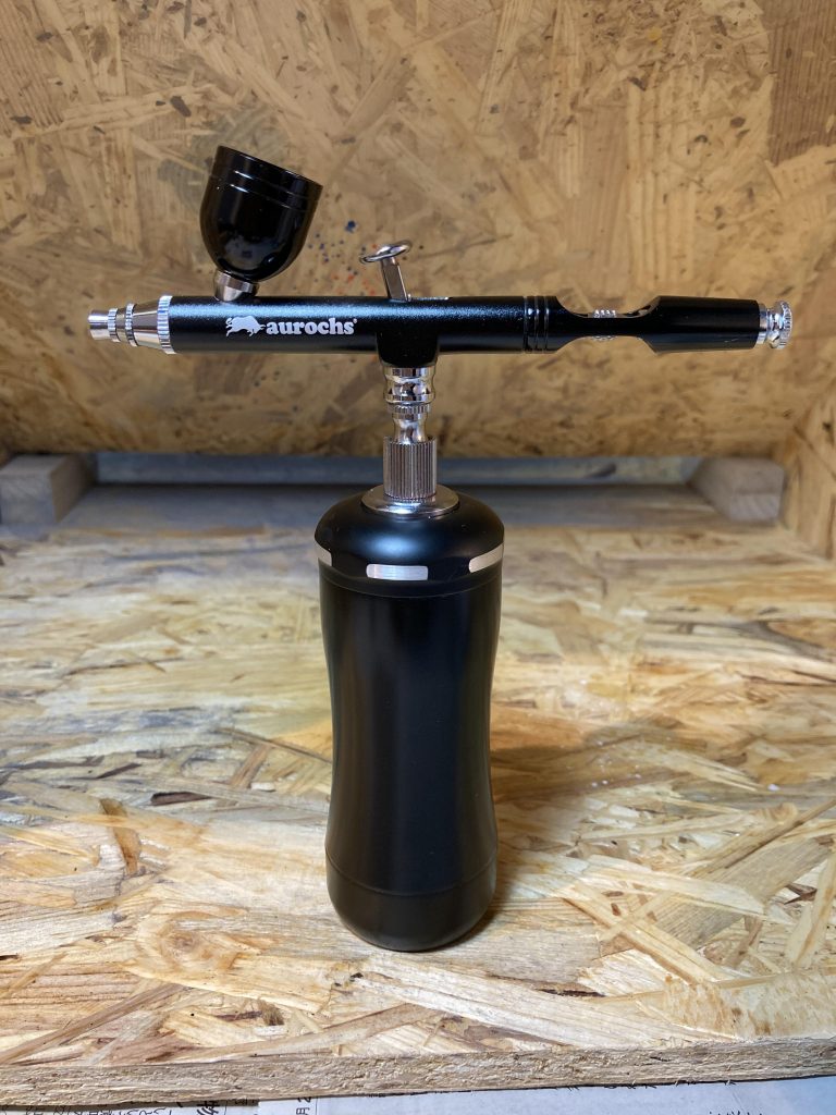 初めてのエアブラシとして充電式を使いました。結局、今現在はクレオスのコンプレッサーを購入しちゃいました。