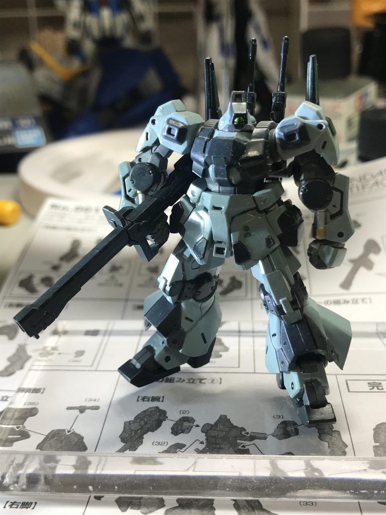 サフと仕上げのスーパークリア以外は水性塗料の筆塗りです。仕上げ前までは表面がなんかギトギトしていて筆ムラもあるしで不安でしたが、つや消しを吹いたらホントにわからなくなりますね。