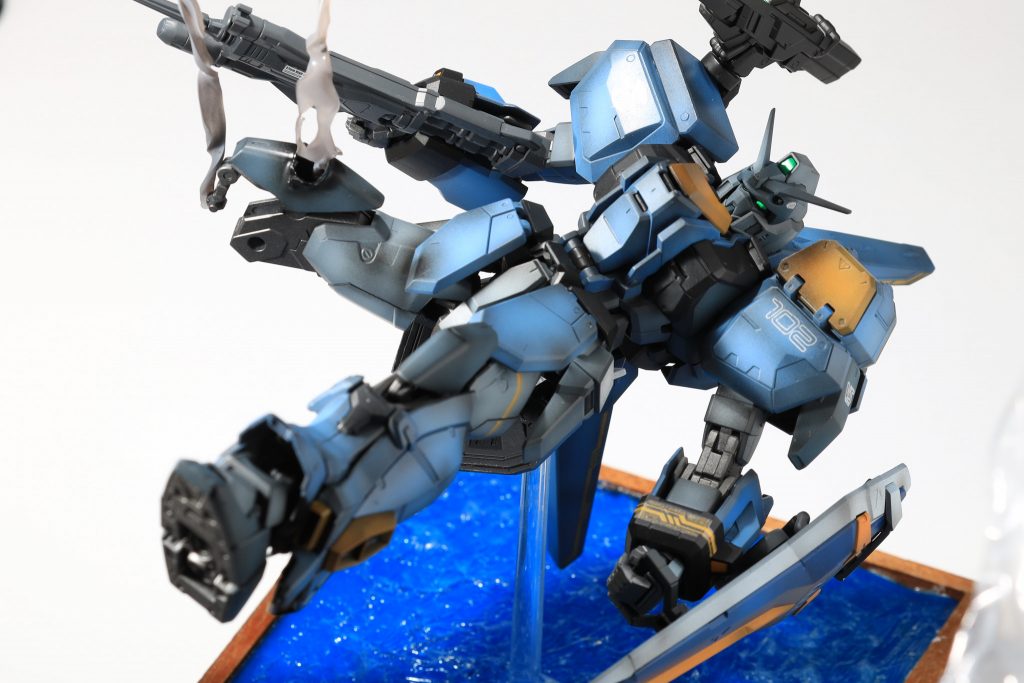 被弾した右足の煙とレールガンのエフェクトは0.4mmプラ板を熱で加工し作成しました。箸は適度な長さに切って台座のスタンドとして使用瞬間接着剤で仮接着し、乾燥後にレジンで固めました。機体側は市販のガンダム用の台座の取り付け部品を熱で加工してフィットさせてます。はめているので分離も問題ありません。