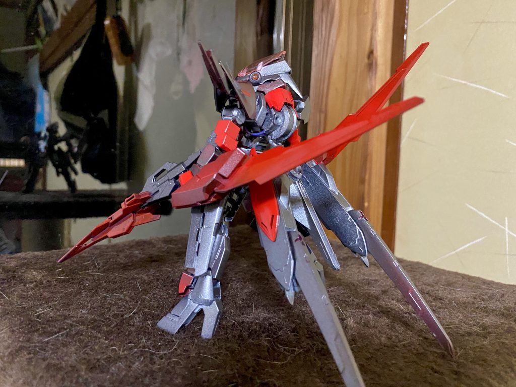 　グレイズを元にして作った感じだけあり、面影はあるかな。　全体的に鋭いシルエットと言うか鳥っぽいかも（＾_＾）