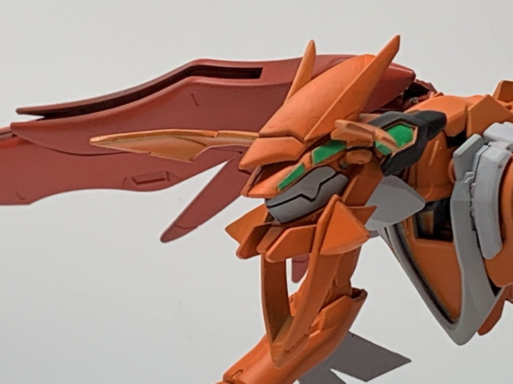 拘りのポイントとして耳の付け根と顎に真鍮線を通しており…