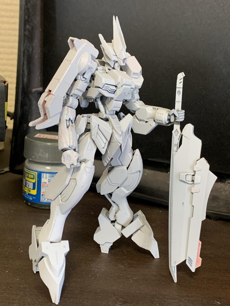 灰色サーフェイサーを吹いて角やモールドをどのようにつけていくかを確認して、