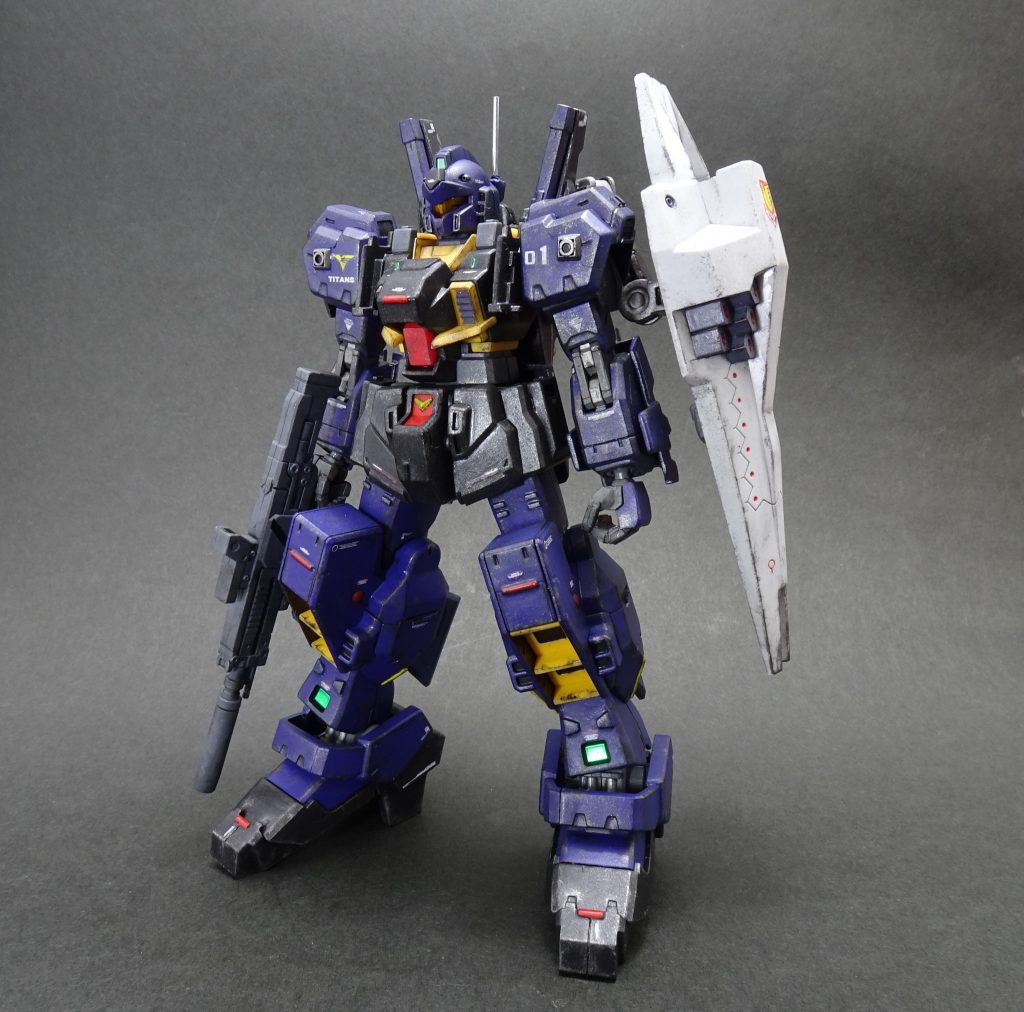 肩アーマーのスラスターバックパックからサブアームでシールド保持追加装備でのシルエットのマッシブ化この3つでジェスタに近い雰囲気を出してます。