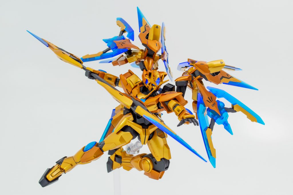 至近〜中距離からの斬撃がメイン。素体のクアンタの稼働範囲が良好で複雑なポーズも難なくこなせます。