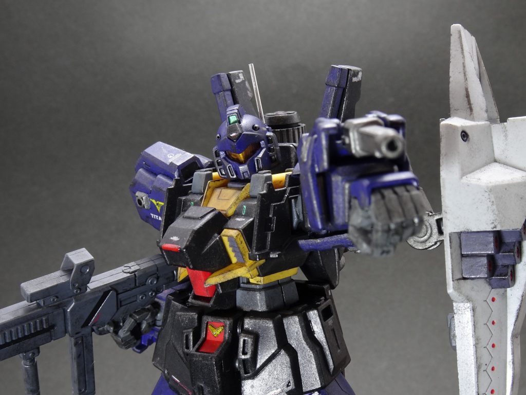 追加武装の90ミリ機関砲クゥエルの主任務に市街地でのジオン残党鎮圧があるので、NT-1アレックスの運用データを基に採用。ビームライフルの使用が制限される環境を想定した装備。アレックス要素を追加したので、「EX」クゥエルなのです。