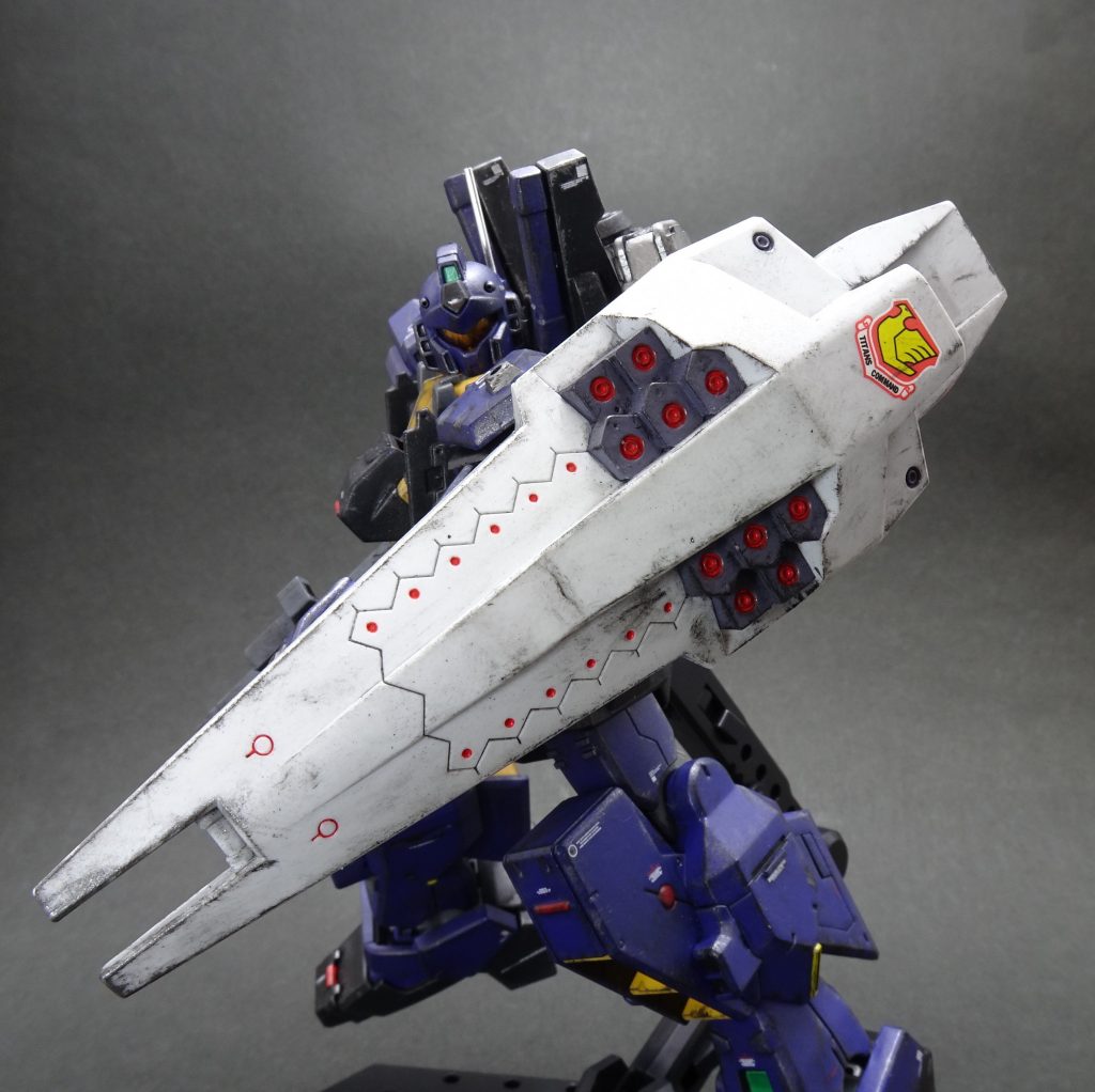 拡散ビーム砲は迎撃に効果を発揮。ジェスタ設計の際にもその有用性が注目された。しかしシールドに装備されたのは、コストも安く、ジェガンと共用できるミサイルであった。ユニコーンの僚機としてコストを機体性能の向上に割いたのかもしれない。