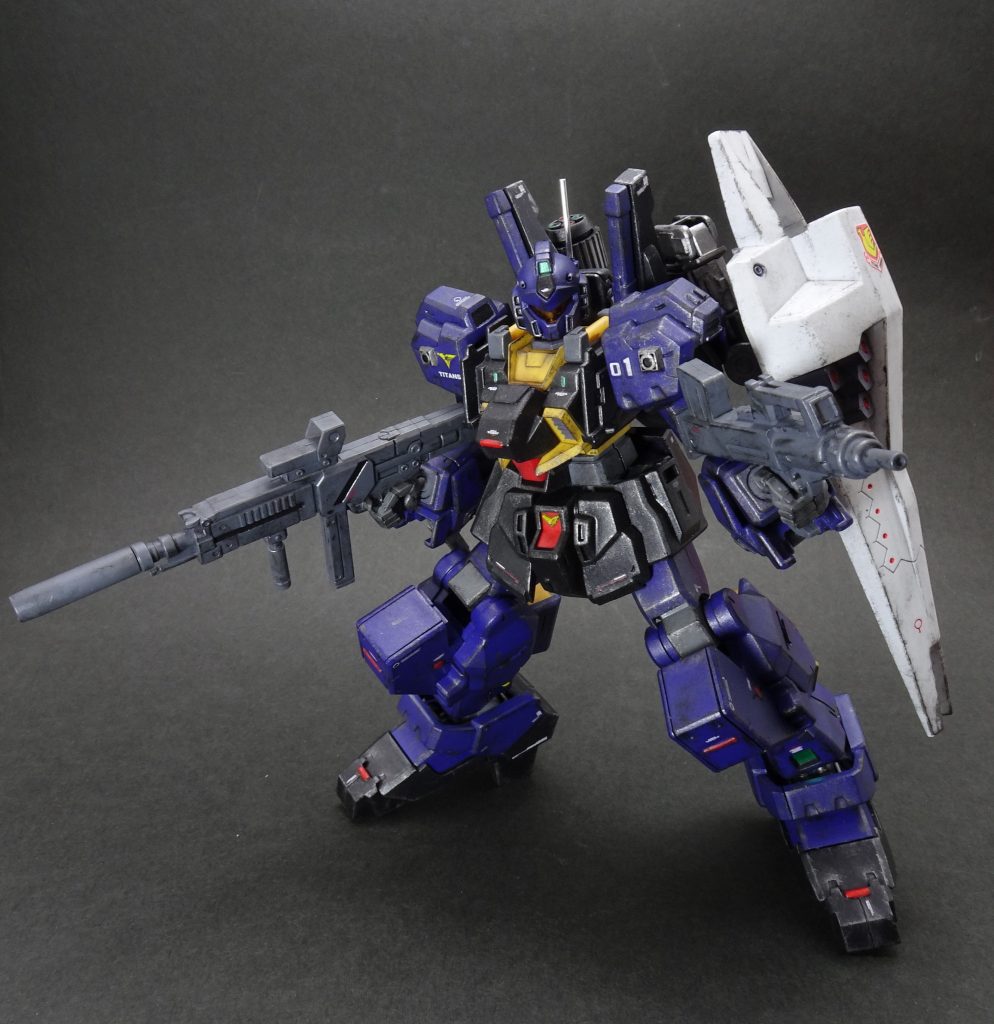 作戦に応じてブルパップマシンガンを装備することもあった。