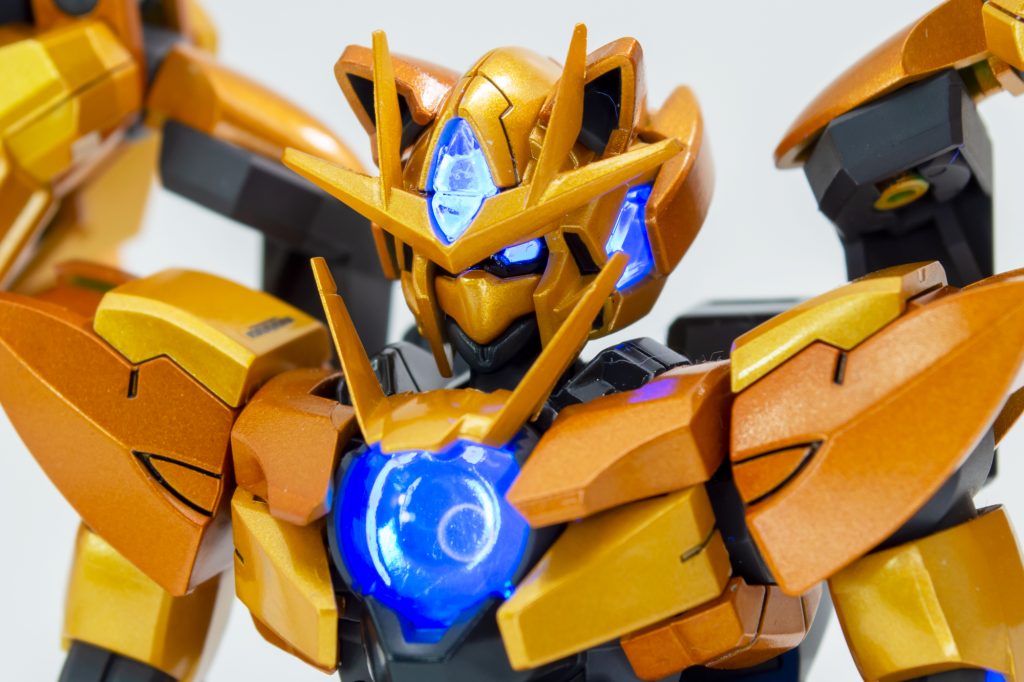 頭部アップ。カメラアイが発光するとリアル感も出ますね!猫耳とワルキューレは全く紐付きませんがそのままにしました。