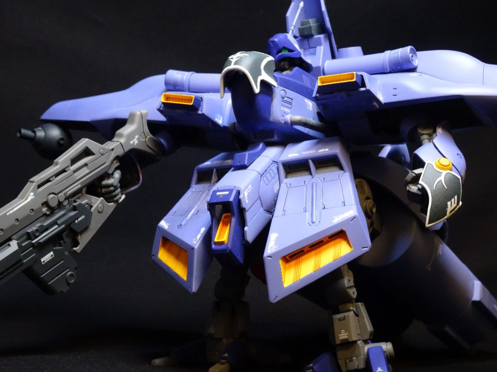 武装は、ロングライフルにファンネル、両肩の有線式メガ粒子砲です。カラーは、メインの薄紫がクレオス・水性カラーの「すみれ色」、濃い青がファレホ「ティターンブルー」、黄色はガイアの「橙黄色」です。