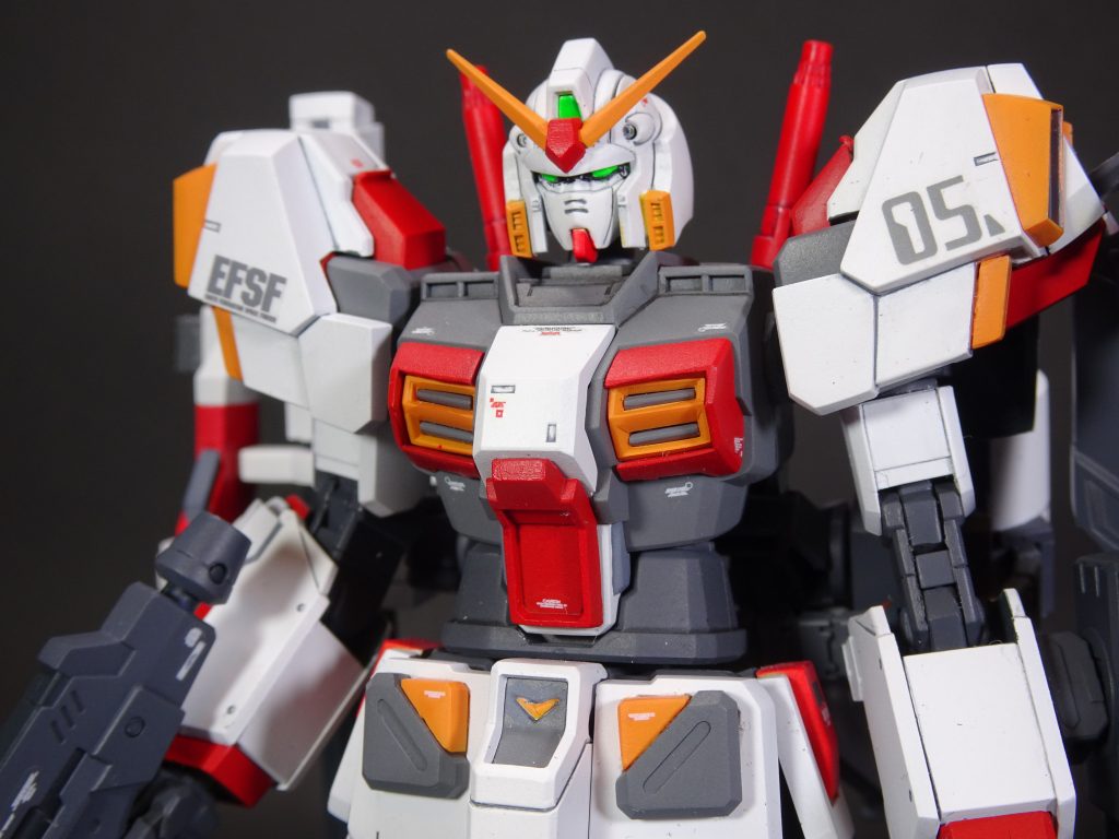 <カラー>白:ガイア・EXホワイト赤:ガイア・富野由悠季の赤黄:ガイア・橙黄色+富野由悠季の赤少々薄いグレー:クレオス・ニュートラルグレー(胴体・肩)濃いグレー:クレオス・EXダークシーグレー(関節等内部フレーム系、武器系)と・に・か・く塗分けがなかなか終わらず、苦労しました(;'∀')