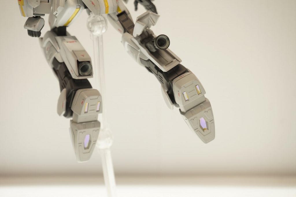 脹脛のスラスターは、さすがに小さすぎると思い、作り直しました。