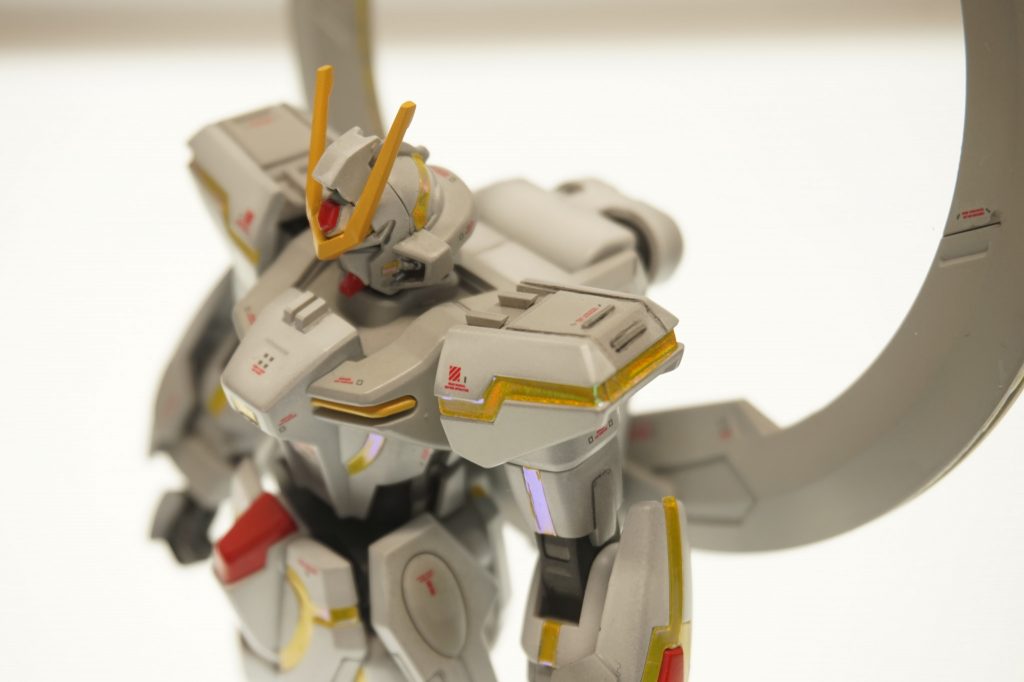 肩はプラ材を用いてディティールアップを施しています。