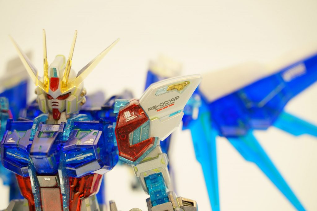 クリアパーツの裏側に部分的にミラーフィニッシュを貼り込んでみたり・・・