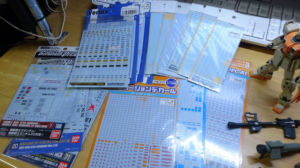 使用した主なデカールこの中だとHIQパーツのデカールが比較的貼りやすい。破れの破損も全然無い。ガンダムデカールからは主に連邦マークを選択。陸戦型だけどアースフェデレーション「スペース」フォース…。…ん?