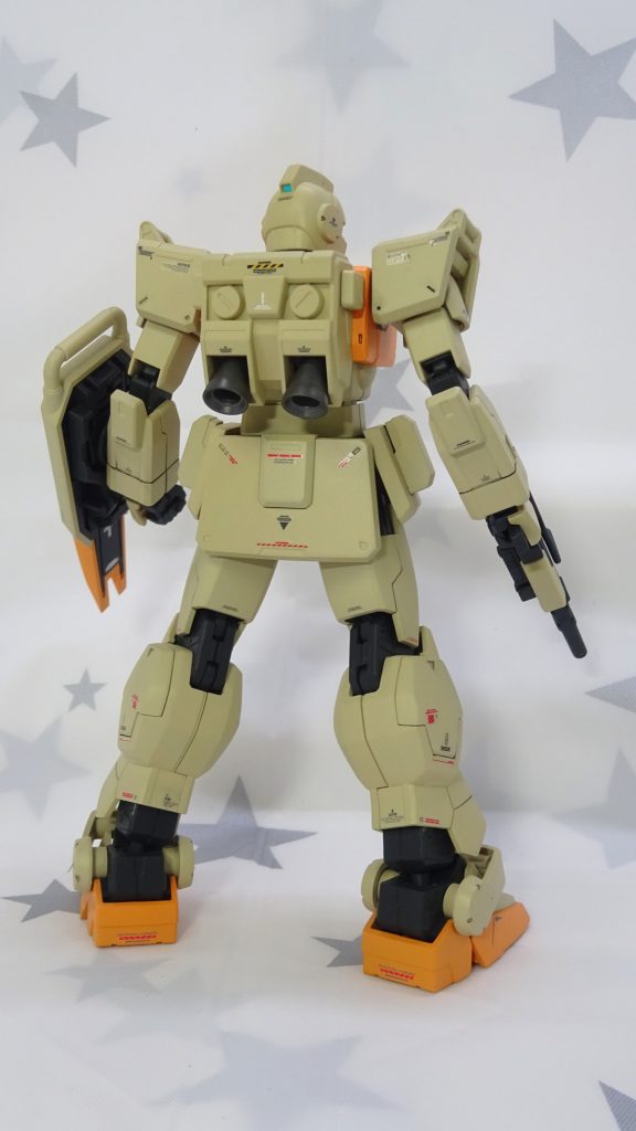 背後。本体色オレンジはメカニカルカラーセットのネイプルシャイン。戦場で活躍始める前はこんなにキレイなんだろうなぁと思うと…