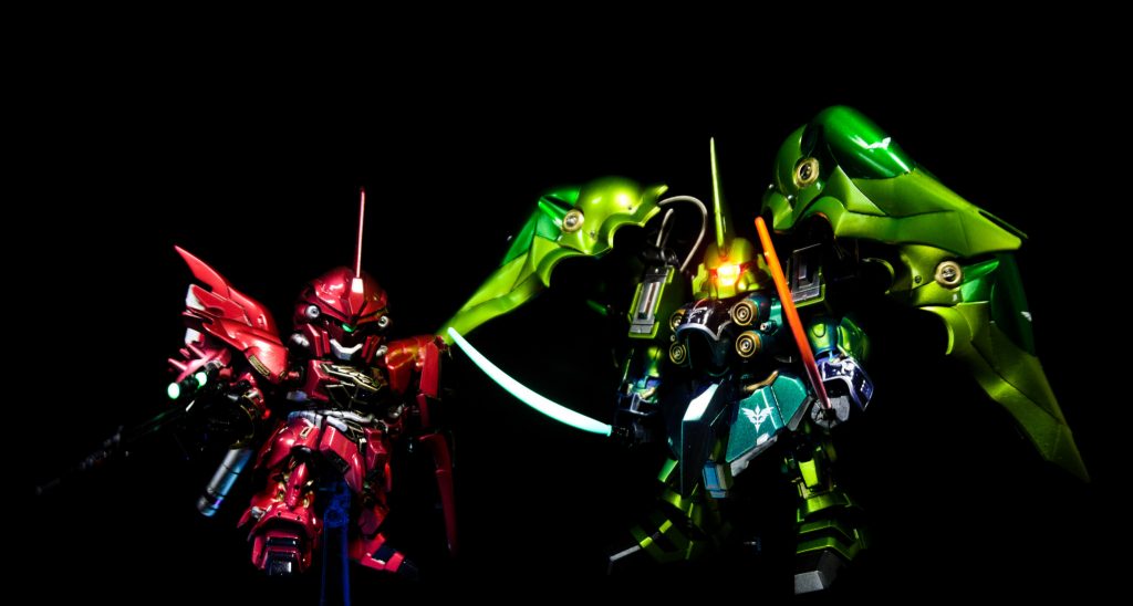 過去作のキャンディ塗装で制作したシナンジュと並べてみました。ユニコーンも作成して並べて撮影したいと思っています。