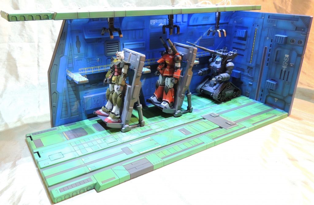 フィギュア、高所作業車、武装類等を配置する前の外観です。とにかく巨大です。