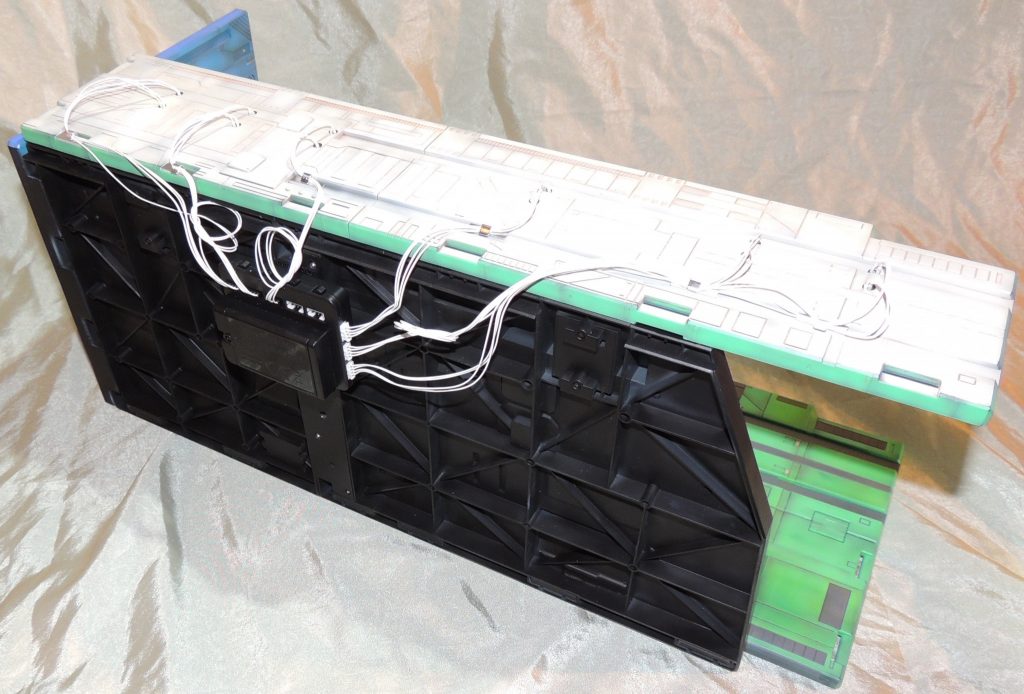 天井に設置した12灯（2灯×6カ所）の発光ダイオードの電池ボックスは、壁面裏にマジックテープで固定しています。