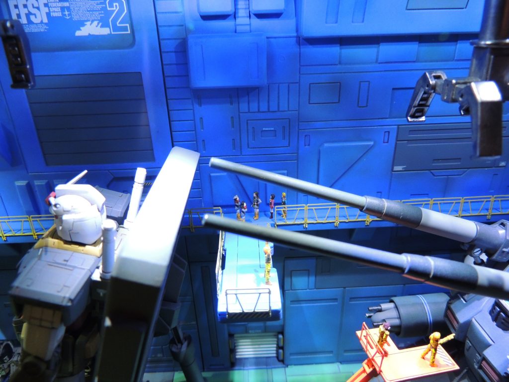 一番奥のガンタンクの前には、高所作業車と整備クルーを置いています。また、キャットウォークには、ブライト、ミライ、ジョブジョン、連邦士官のフィギュアを会話しているように置いてみました。