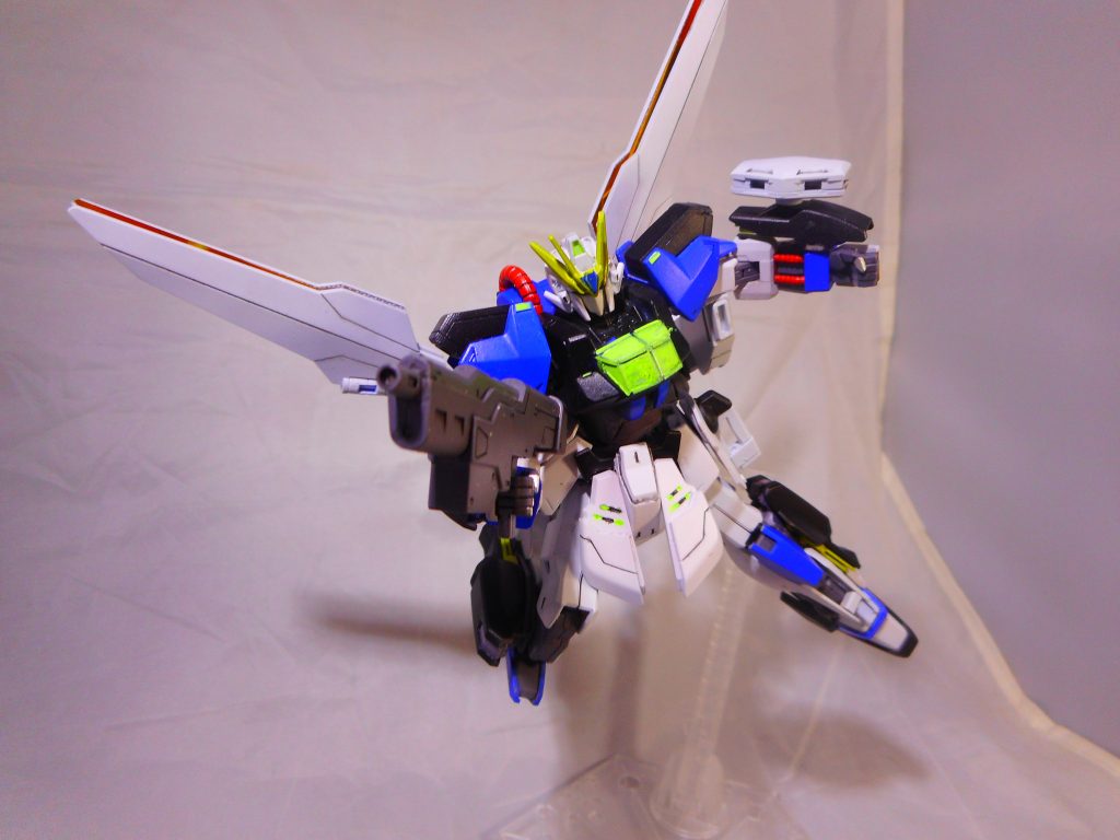 ディスティニースカイをイメージに入れたので少しだけディスティニーガンダム的な要素もカラーリング的に見えます