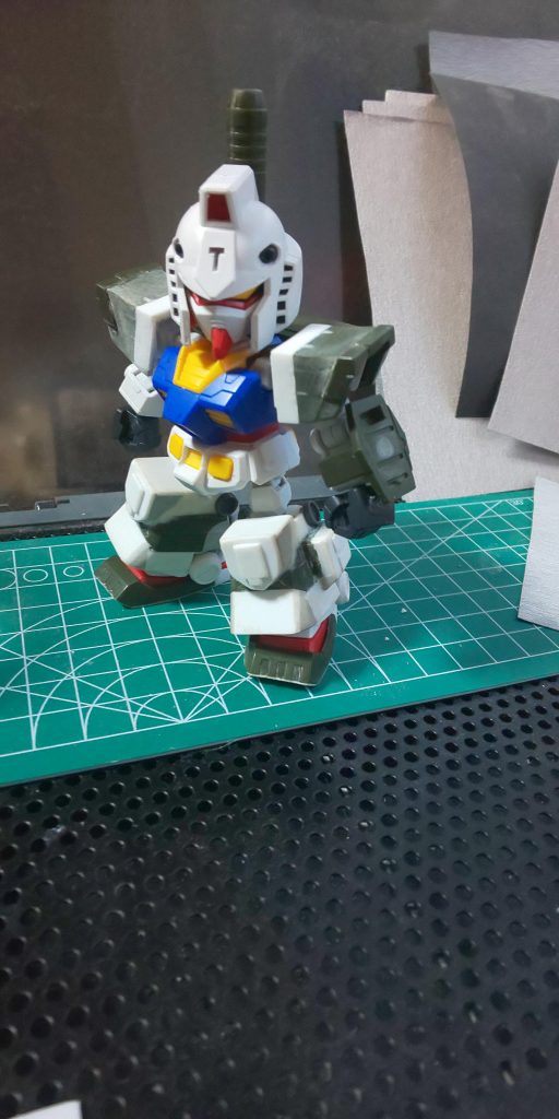 制作中2今回の改造のキモはSD体型で相当短くなった脚アーマーをどう見せるかだと思ったんです🤔私は既存パーツをヒザ下に合わせ制作したんですが、他の皆さんの作品はくるぶし合わせしてある…( ゚д゚)ハッ!そうか!そうすれば良かったんかー😓脚がだいぶゴツいですがSDなんでまいっか🤣🤣🤣