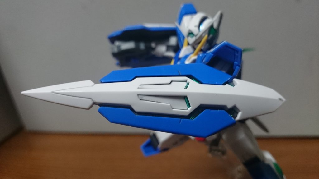 ・GNシールドエクシアのパーツが大量に余剰パーツとして収録されており、本体はまんまエクシアを再現できるんスけど、武器類の余剰はシールドのみ製作可能。一部をメタグリーンで塗装してるっス。ちなみにボーナスパーツという扱いなのか、説明書に製作法は載ってはいるんスけど、シールド用のリアリスティックデカールは付属してないっス