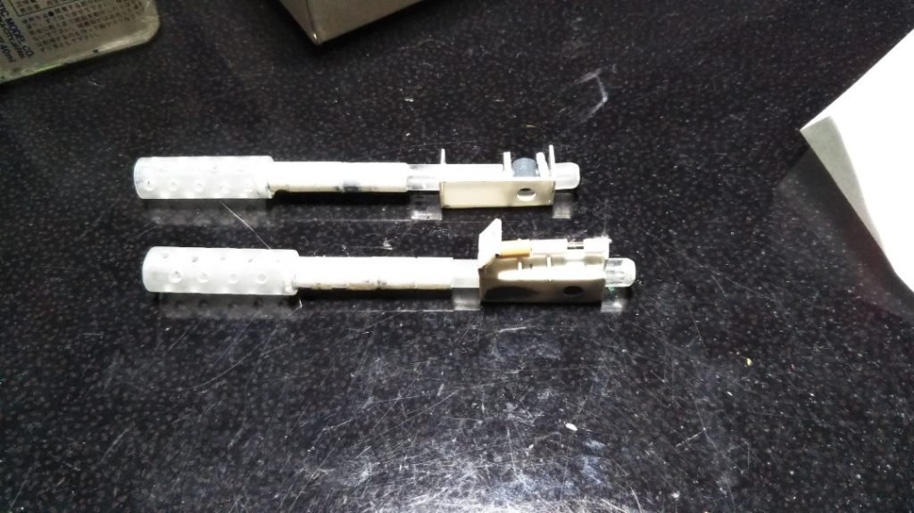 　キャノン砲の加工です。　５mmと８mmのプラパイプでキャノン砲を作り、基部は主にプラ板による工作です。　キャノン砲のスジボリ（？）は、太めのストローをアロンアルファで固定し、ハサミで挟んでグリグリ回しながら付けました。　キャノン砲基部の上部にはシリンダーらしきモノがあったので、大きめのゼムクリップを切った針金に棒付き飴の棒とランナーから切り出したプラ棒を刺して製作し、取り付けてあります。　また、画像上のキャノン砲を見ていただけば分かるとおり、内部にはポリキャップを仕込んであります。