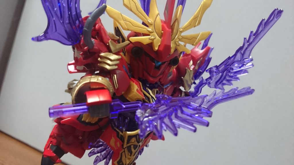 ・紫炎刀モチーフはビームアックス。合体ギミックの影響で柄の形状が違ってるっス