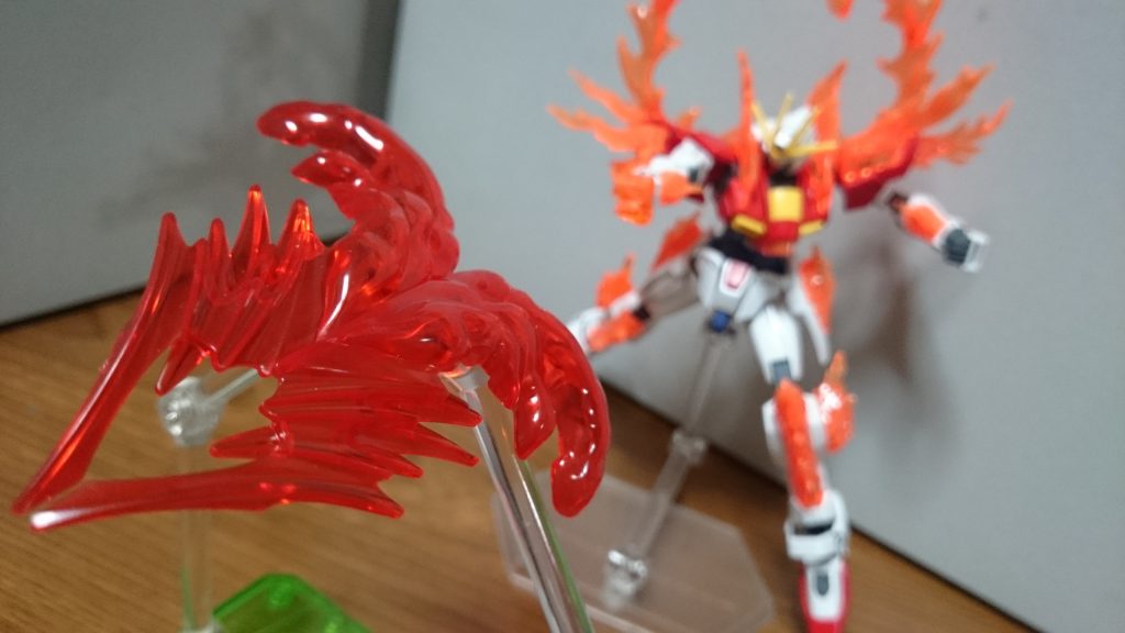 ふたつ重ねて、次元覇王流・鳳凰覇王拳！！ ……なんかこう、鳳凰ぽく、見えなくもなくもないというか…ちなみに裏側に3mm穴あるっス