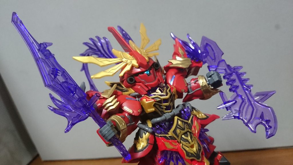 ・大画戟(右)&方天戦斧(左)呂布の武器や本体のクリアパーツは説明書のコミックを見る限りだとオーラ状のような感じっスね。ただキットの武器は実体剣のような意匠スね