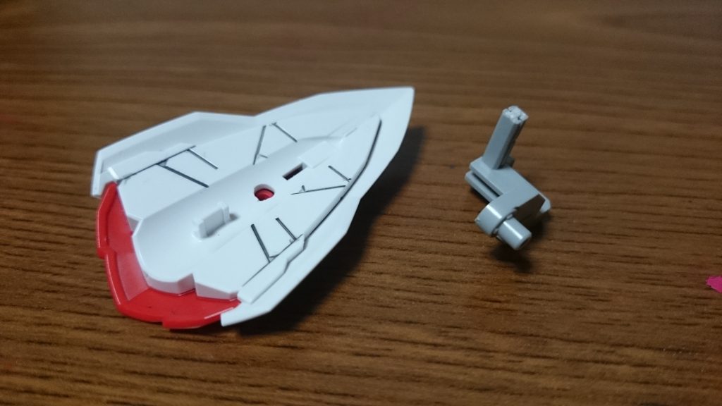 レギルスシールドはそのままでは取り付け不可能。ただ、ピンバイスで穴を空けて、マーキュリーレヴに付属するジョイント(画像のはSDEX νガンダムに持たせるためにグリップを加工済み)を用いることでカンタン装備!