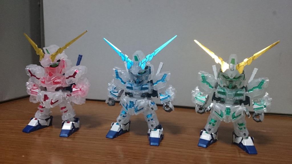 以前製作した赤&緑と比較。赤は素組み+バルカン塗装、緑はサイコフレーム塗装+シール+部分塗装