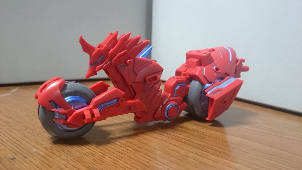 ・赤兔馬「三国伝」ではバイクに変形する(！！)馬だった赤兔馬。今作では馬の意匠があるだけの純然たるバイクに(笑)モノ自体は成形色を変更したトリニティバイクにパーツを追加したものっスね。ただ、後輪の上に追加で大型の後輪パーツを取り付けてるんスけど、そのパーツが取り外した武将のリアアーマーを取り付ける箇所も覆ってしまってるので、乗せる武将のリアアーマーパーツが余ってしまうっス。塗装箇所は……・グレー……タイヤ、コンソール・メタバイオレット……全身のライン、コンソールパネル