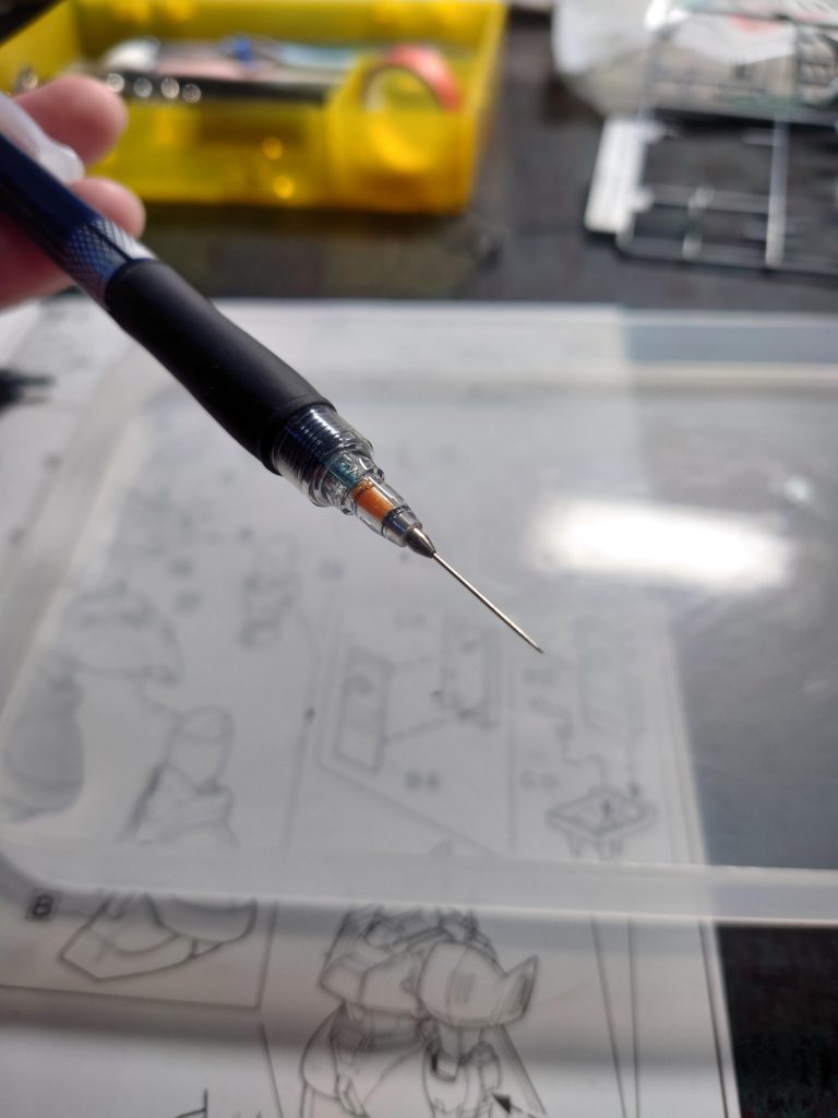 スジボリの彫り直しは、まち針を入れたシャーペン。安いですが、性能はそこまで高くありません。