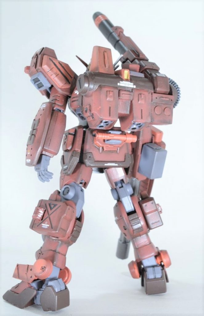 背面です。バックパックはパーフェクトガンダムのものを、左腕の盾はフルアーマーガンダムのものをそれぞれイメージして作成しました。腰部にはビームサーベルを1本装備しています。