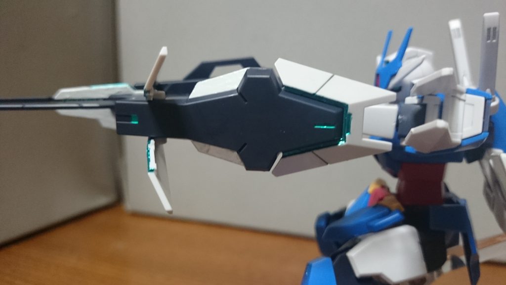 白いパーツの可動でコアシールドの一部がちらっと見えるんスけど、その部分をホワイトで塗装。未塗装のままだと目立たないので(自分も白いパーツの可動でコアシールドの一部が見えるだなんて最近知った)、すこしでも目立つようにホワイトで塗装したっス