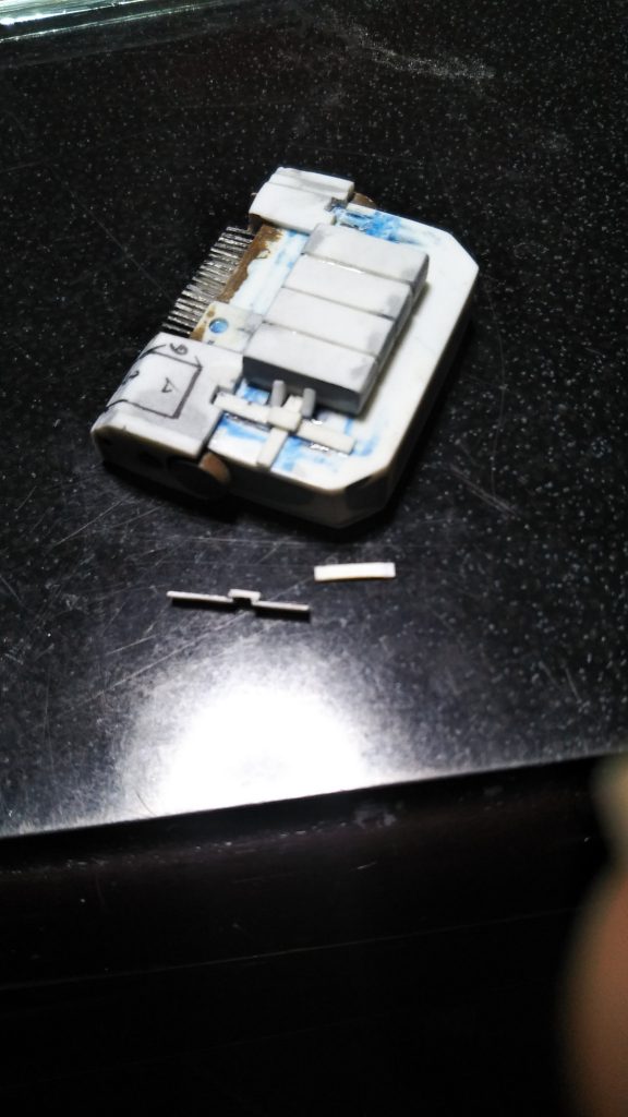 　弾倉ケース（おそらく）と留め具です。　塗装してから後ハメできるよう、横向きに差し込んだ細切りのプラ板は取り外し可能になっています（塗装した後、最終的には接着しましたが）。ここもプラ板を抜き差しするクリアランスを確保するため、幅0,5mmの場所に0,3mmのプラ板を接着したりと、なかなかに目が疲れましたよ・・・。