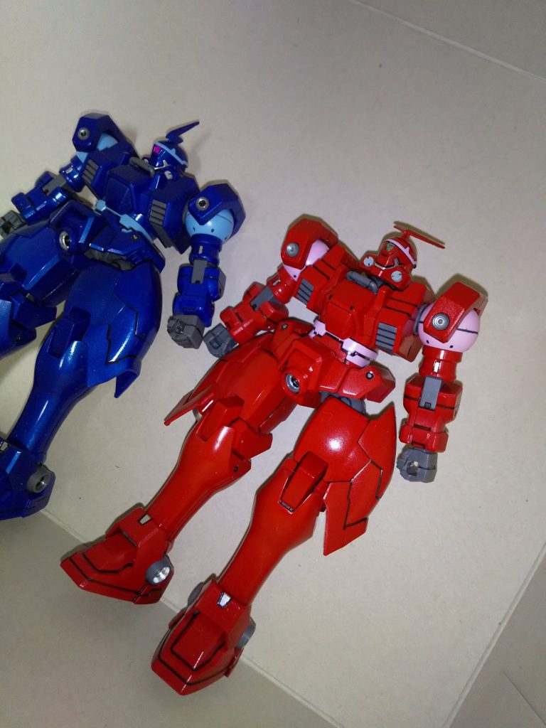 色の違いと角パーツ、武装でそれぞれの特徴を出して、他のボディ、手足は共有形状です成型色のままだと色の情報量が少ないので、部分塗装でシルバーを入れてます