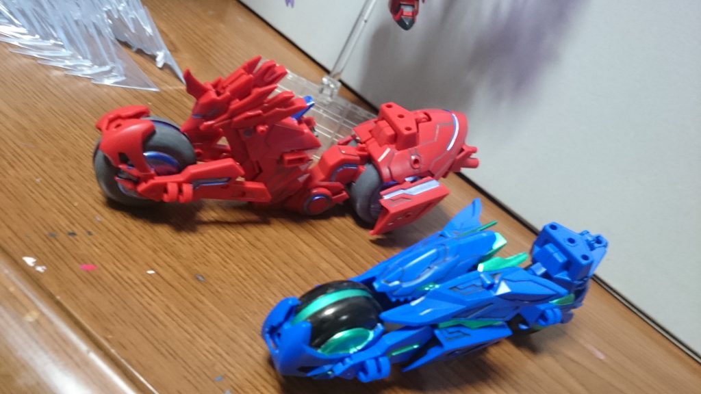 ・趙雲の碧竜駆と比較どちらもトリニティバイクに追加パーツを取り付けたもの。碧竜駆はスピード型、赤兔馬はパワー型な印象