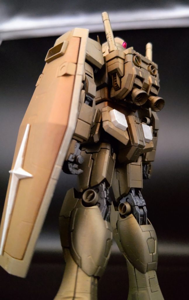 バックショットはよりリアルに見えるかな〜😅金色？の部分で色が違うのは下地の色の違いです同じ下地で部分的に色が違って見えるのは、光の加減でそう見えます