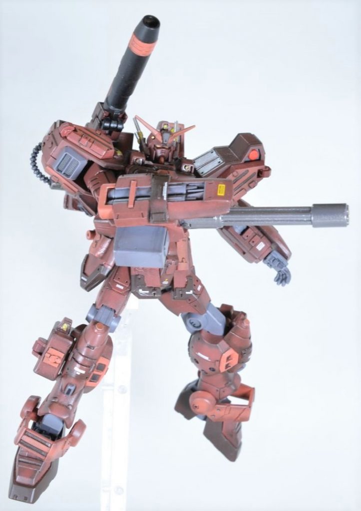 武器はビームガトリング。ヘビーガンダムを意識して、左腕から右腕に付け替えています。ガトリングに付いているシールドはジムⅢビームマスターのパーツに置き換え、ガトリング下部にカートリッジ式のエネルギーパックを付けました。