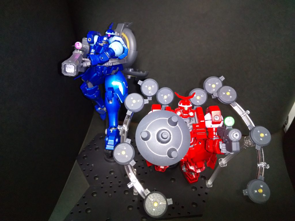 攻撃特化のヴァイエイト防御特化のメリクリウス2機1対の攻防一体の運用プランを目指した機体近接前提の為か、メリクリウスの方がパワーが上らしいです