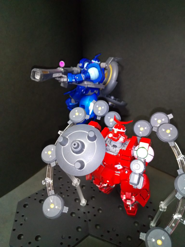 メリクリウスが防御システムであるプラネイトディフェンサーを展開して、敵機との間合いを詰め