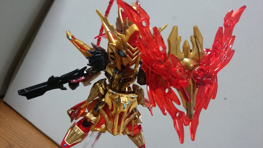 バックパックは組み替えでシールドにも!モチーフはアカツキのシールドっスね