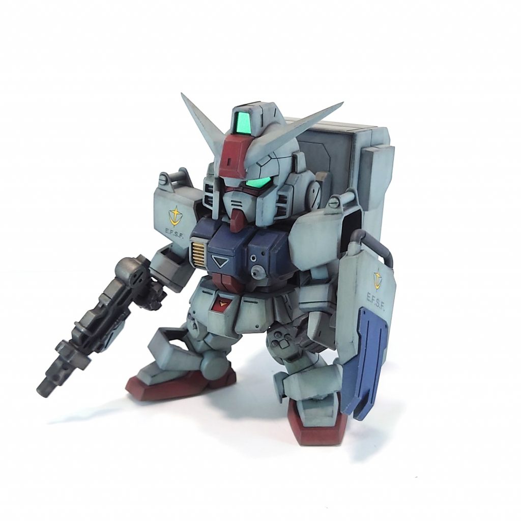 肩位置を下げ、足の取り付け位置を調整して四肢のバランスを変更、脚部は延長した後に幅増しして上半身とバランスを取りました。