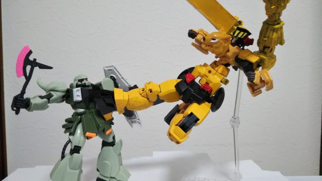 ダンプソンが変形した脚部はAGE1タイタスを使用して全体のバランスを良くしています。なので、キックポーズもばっちり決まる！